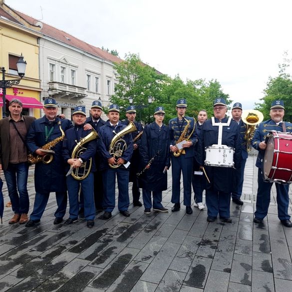 Članovi 'Limene glazbe Željezničar' budnicom poželjeli građanima sretan dan grada