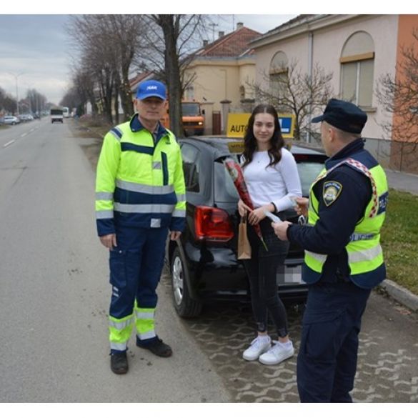 Policijski službenici vozačicama čestitali Međunarodni dan žena 