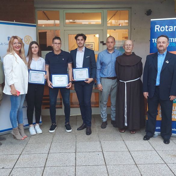 Rotary klub Slavonski Brod dodijelio laptope izvrsnim učenicima