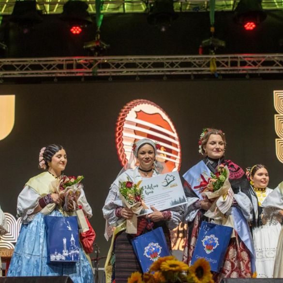 Svečano otvoren festival Zlatne žice Slavonije - izabrana najgizdavija Šokica