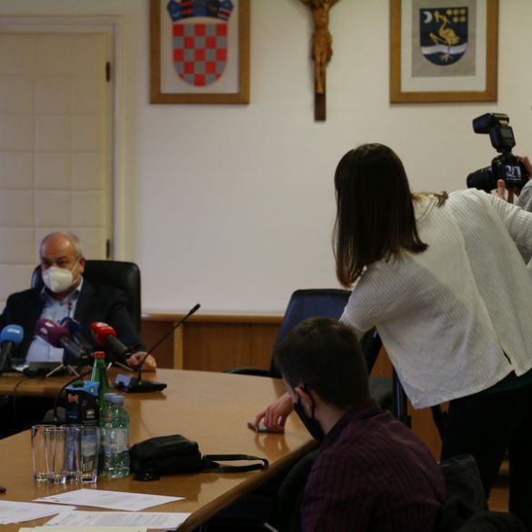 konferencija za medije na temu zakupa prostora Sveučilišta u Slavonskom Brodu