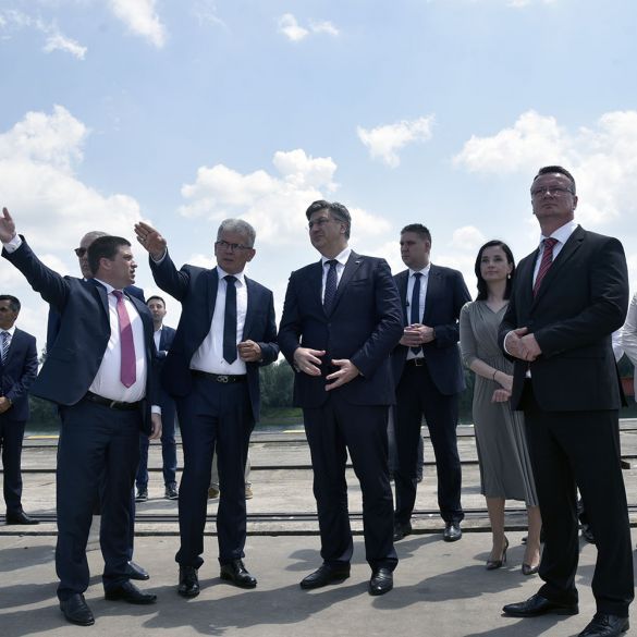 Premijer Andrej Plenković u pratnji ministara obišao Luku Brod