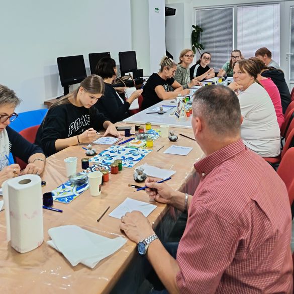 Kreativna radionica oslikavanja u Udruzi gluhih i nagluhih Nova Gradiška