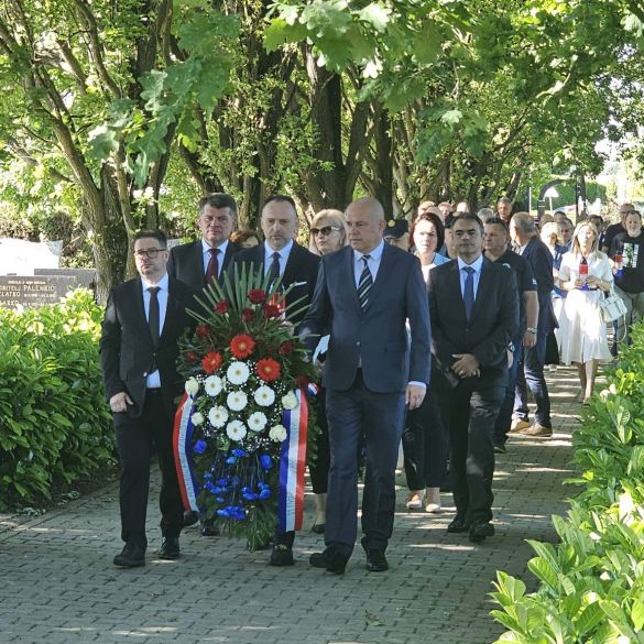 Vijencima i svijećama svečano obilježen Dan državnosti RH 