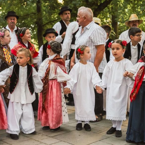 Tisuće mališana prošlo ulicama Đakova u povorci Malih vezova! 
